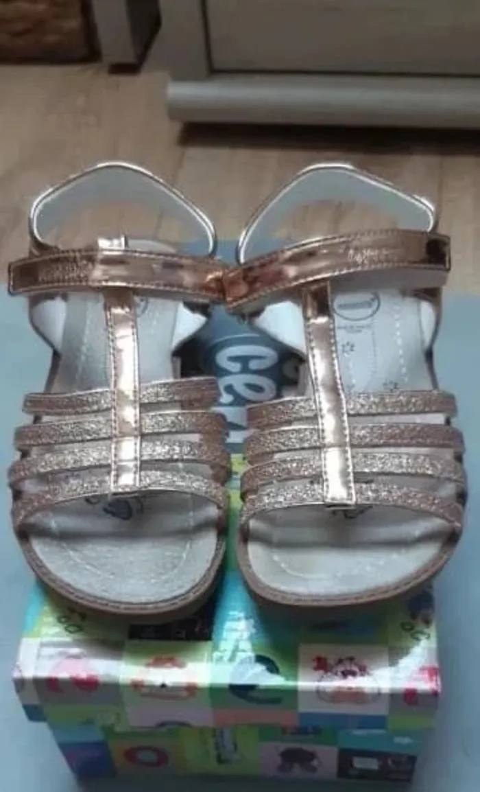 Chaussures sandales / sandalettes nu-pieds dorées pointure 32 en parfait état - photo numéro 2