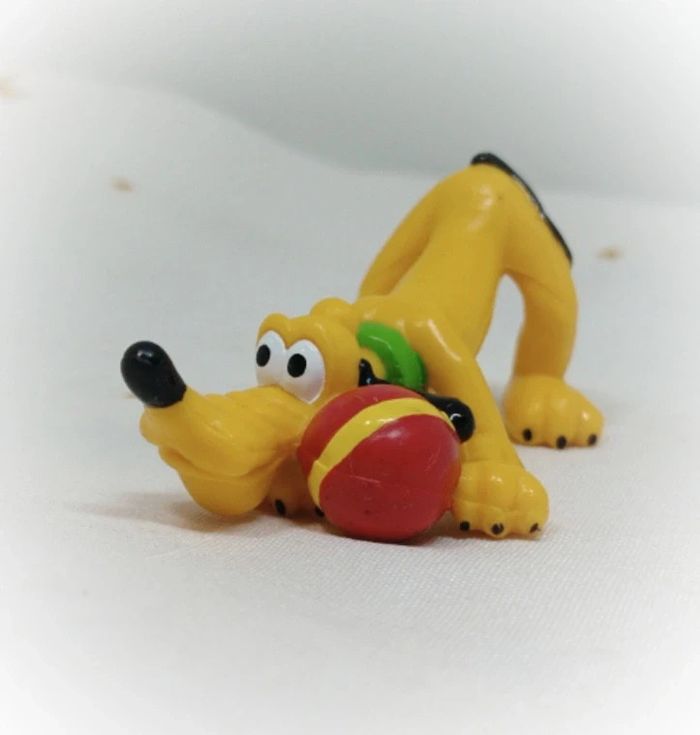 Personnage figurine walt Disney pluto balle rouge ball ballon couché Mickey mouse playing play joue