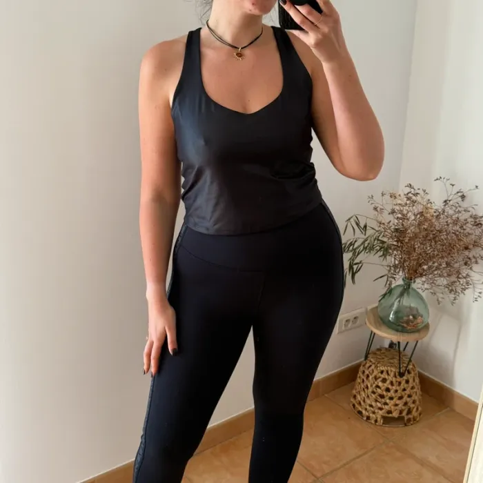 Haut Fabletics noir avec brassière intégrée