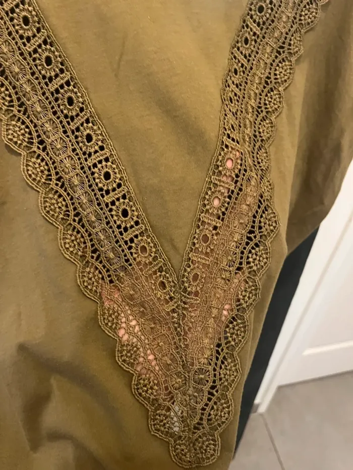Tee shirt kaki avec dentelle - photo numéro 5