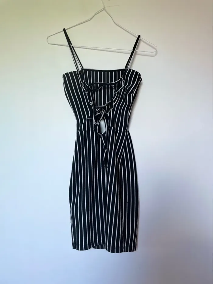 Robe noire rayée à lacets - photo numéro 3