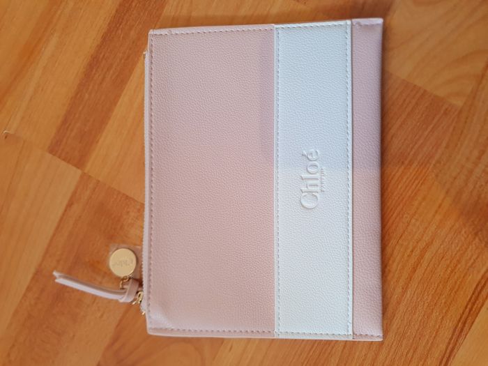 Pochette "CHLOE" imitation cuir neuve sous blister.