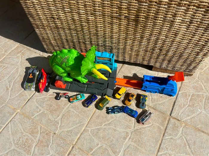 Jouet 🧸 Lot hot wheels city attaque du tricératops + voiture