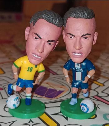 Lot de deux petites figurines foot neuves Neymar PSG et Brésil
