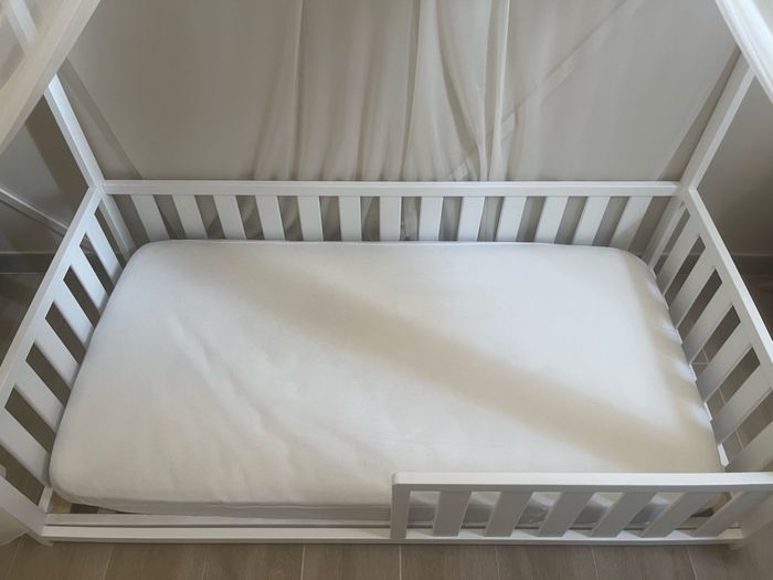 Lit cabane + matelas + voilage + draps - photo numéro 2