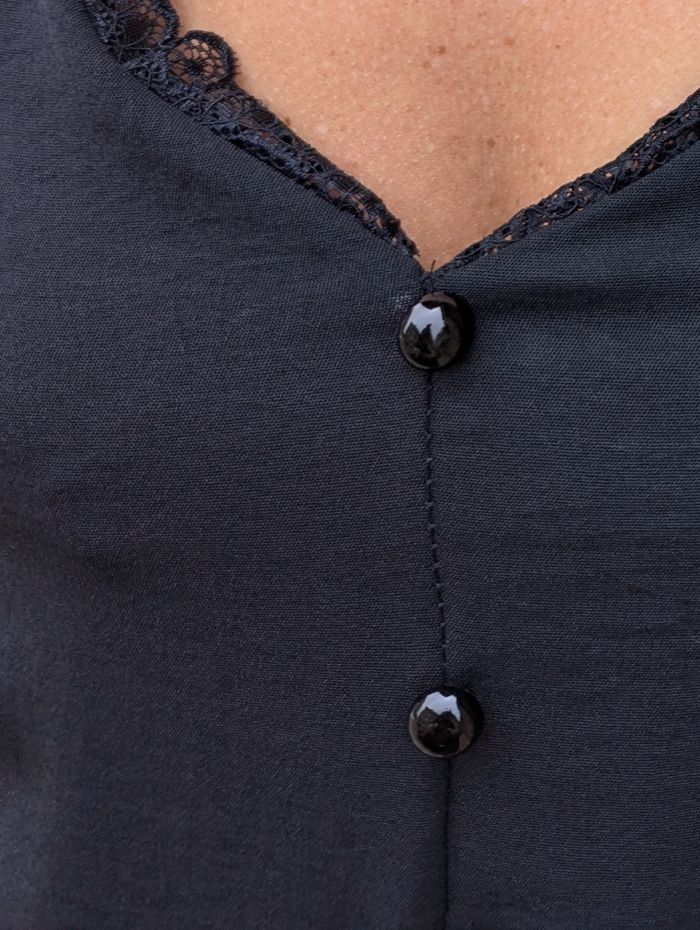 Top fluide Genève noir col en V dentelle
Taille unique - photo numéro 4