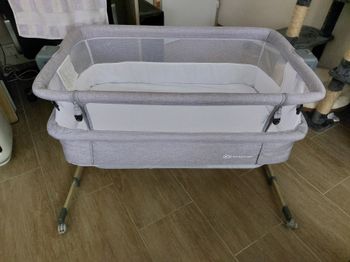Cododo Kindercraft avec matelas et linge de lit