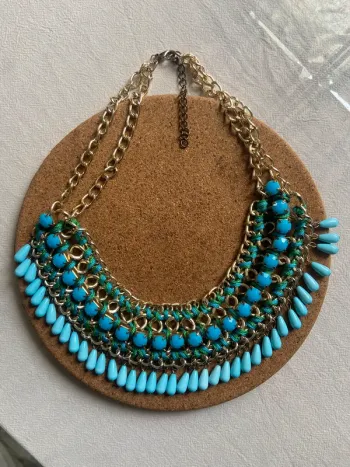 Collier bleu