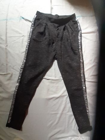 Pantalon noir chiné avec bandes de strass argentés et ourlets retournés