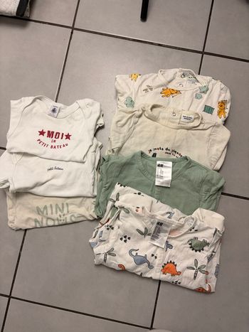 Lot de pyjamas et body bébé 12/18 mois