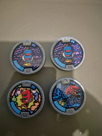 Lot 4 médaillons Yokai watch