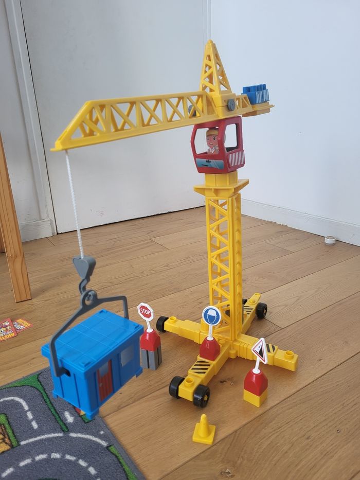 Grue et panneaux de travaux