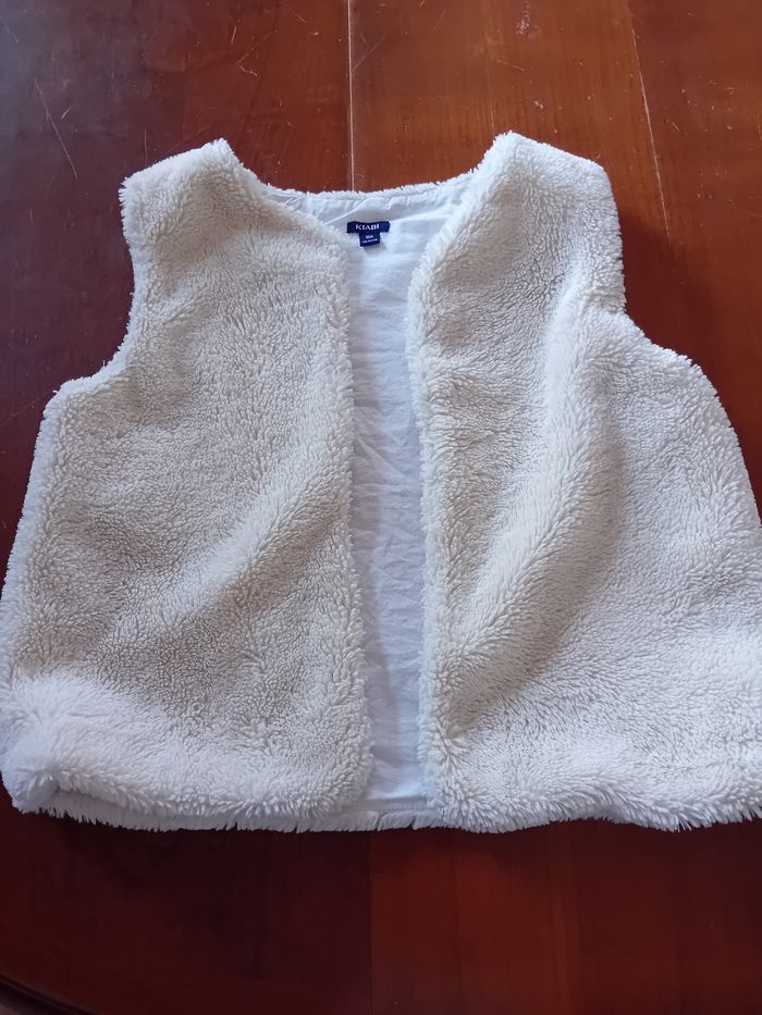 Veste  sans manche  en fausse fourrure  creme
