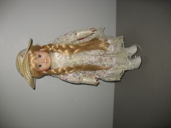 POUPÉE DE PORCELAINE ROSA "THE CLASSIQUE COLLECTION" - n°03