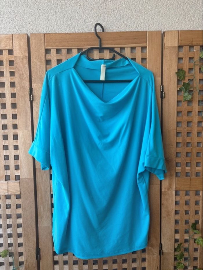 T-shirt bleu fluide à col bénitier - photo numéro 4