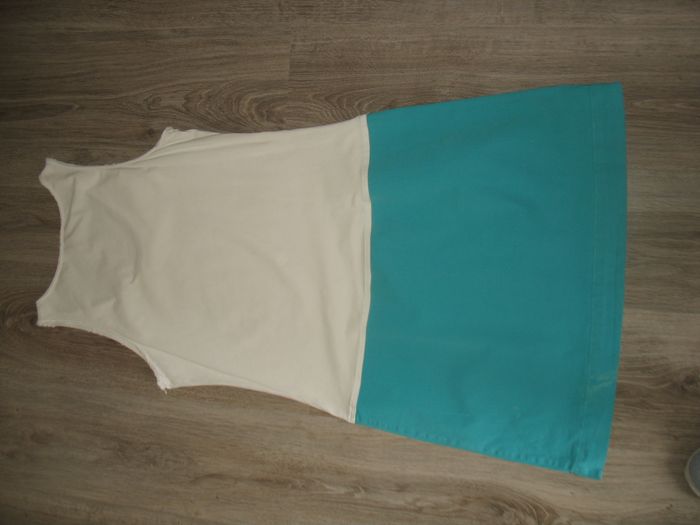 ROBE SM TURQUOISE ET BLANCHE + VOILE BLANC A MOTIFS "MISS CAPTAIN" - TAILLE 40 - n°07 - photo numéro 6