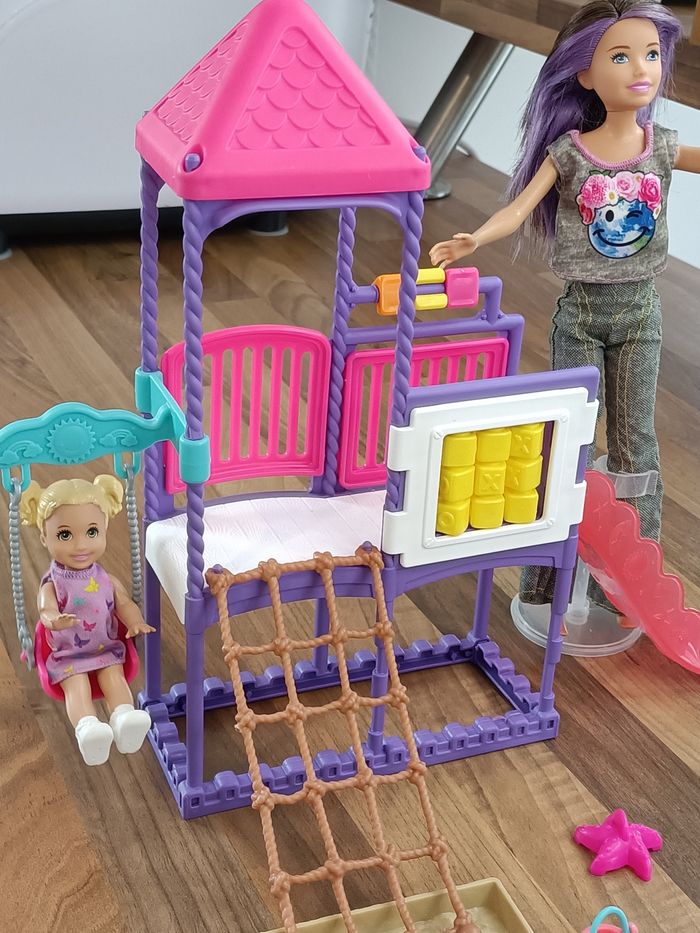 Parc enfants barbie avec ses 2 barbies et accessoires - photo numéro 4