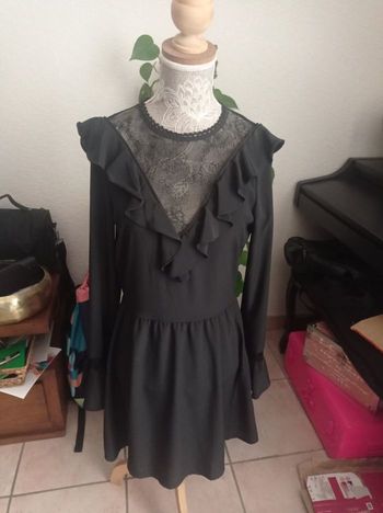 Robe courte noire dentelle 