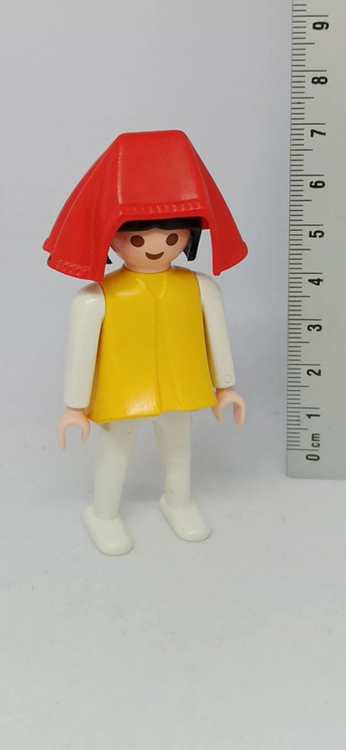 Femme haut jaune avec coiffe rouge vintage playmobil