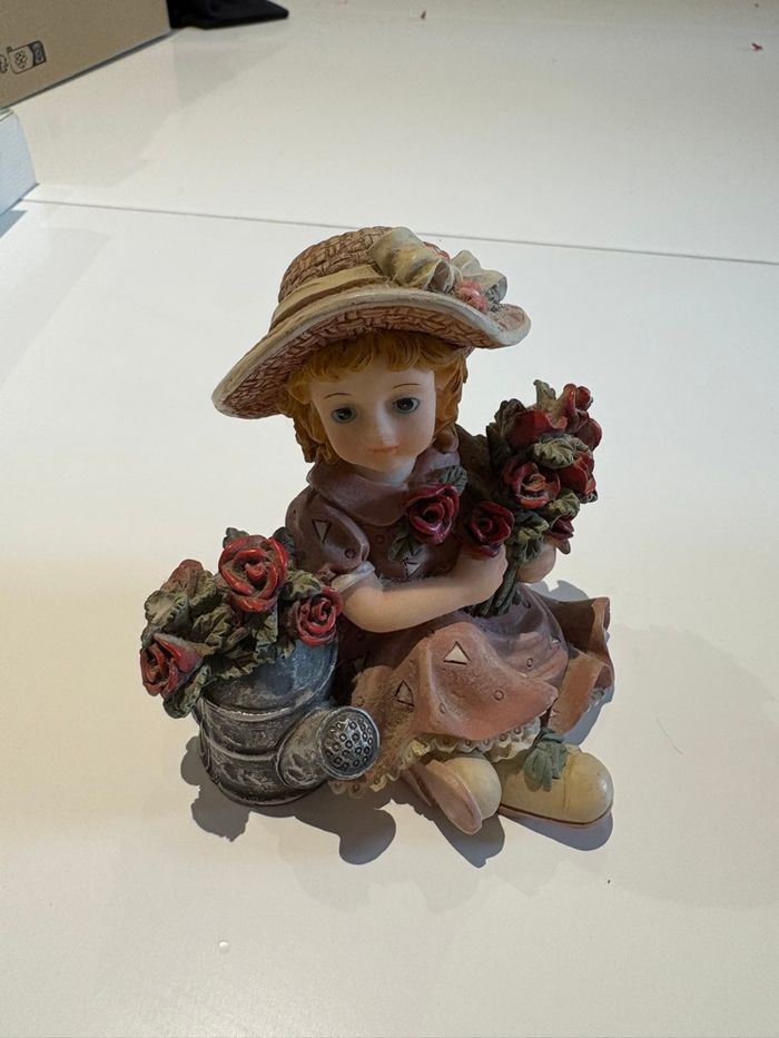 Figurine de décoration petite fille avec des fleurs - photo numéro 6