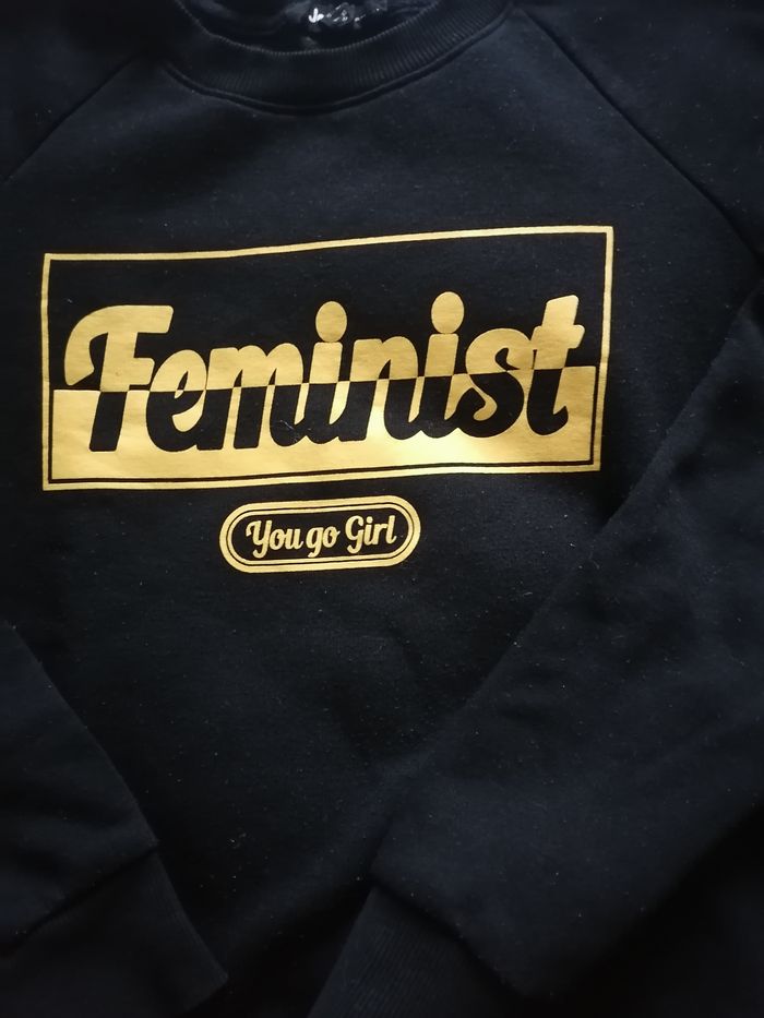 Sweat noir avec inscription "Feminist" en jaune - Manches longues - Taille XS - Jennifer - photo numéro 10