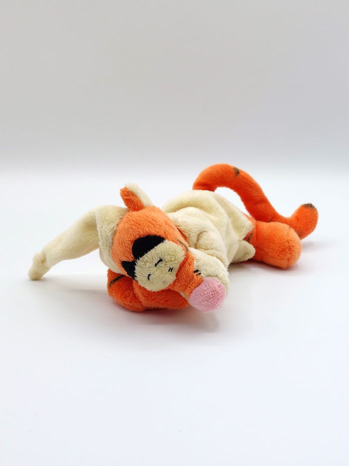 Peluche doudou tigre Tigrou qui dort DISNEY NICOTOY SIMBA bonnet jaune 20 cm