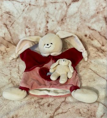Doudou marionnette lapin beige et son bébé Framboise rouge rose poche cœur Doudou Et Compagnie