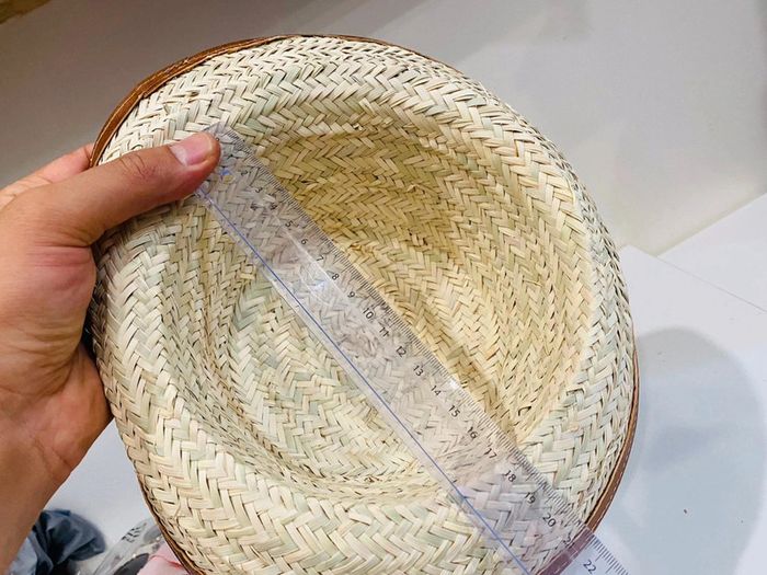 Un chapeau traditionnel en fibre de palmier tressé et vrai cuir marron pour enfant - photo numéro 4