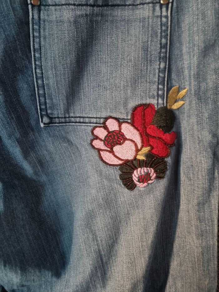 Jean avec fleurs brodée taille 48 Kiabi - photo numéro 6