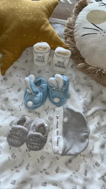 3 paires de Chaussons/ 1 bonnet  naissance