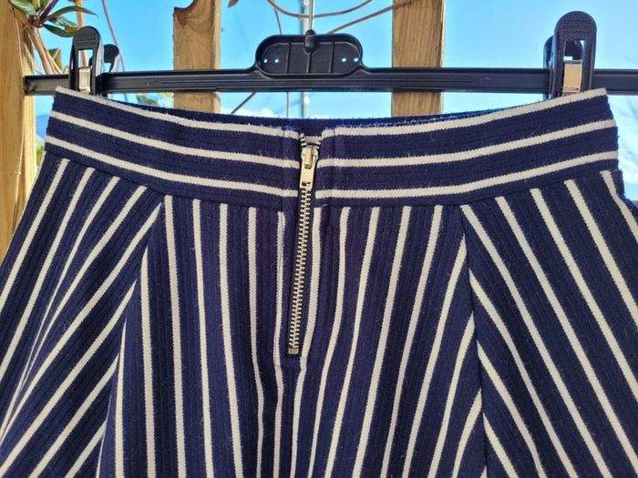 Superbe jupe trapèze H&M, 14 ans, marine rayée blanche - photo numéro 7