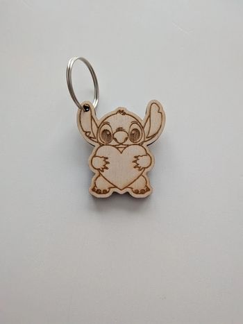 Porte-clé Stitch en bois naturel