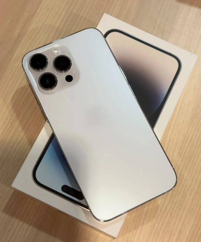 Une iphone quatorze pro max