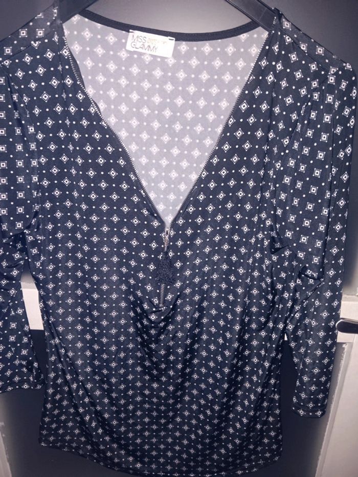 Haut noir motif géométrique décolleté en V taille m - photo numéro 2