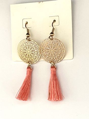 Boucles d'oreilles dorées et pompons saumon
