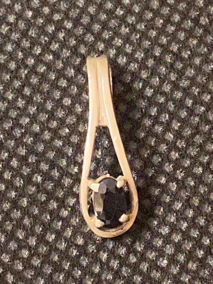 Joli pendentif en argent massif avec pierre noire TBE
