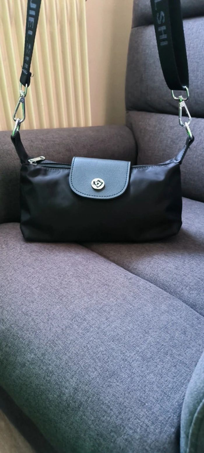 Sac à bandoulière très tendance de très bonne qualité avec compartiment - photo numéro 2