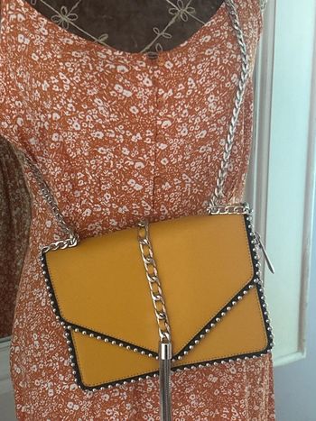Sac à main jaune clouté