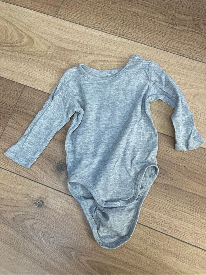 Lot de bodies H&M 6 mois - photo numéro 9