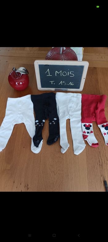 Lot de 3 collants taille 1 mois en très bon état