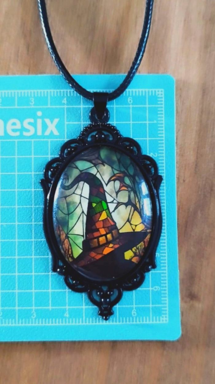 Bijoux Halloween | Collier avec pendentif ovale en résine - photo numéro 3