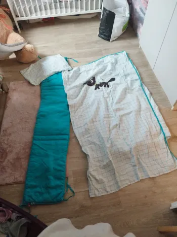 Tour de lit + tête d'oreiller+ house de couverture