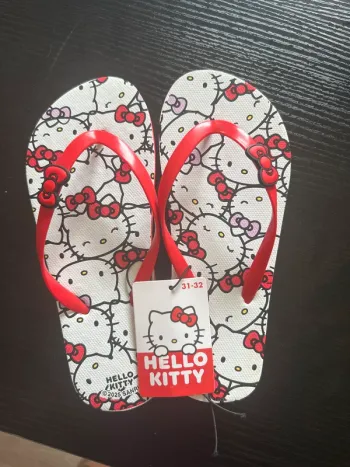 tong hello kitty