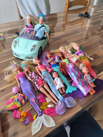 Lots Barbie