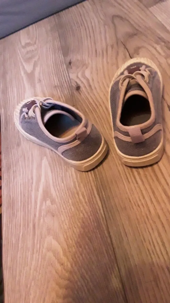 Chaussures bleues avec une petite fleur en plastique accroché au lacet taille 26 - photo numéro 5