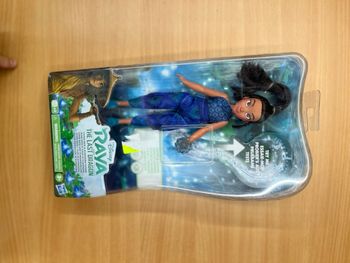 Jeune Raya et fleur de Kumandra - Raya et le Dernier Dragon