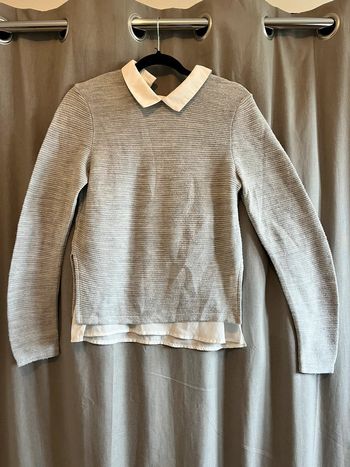pull gris et chemise blanche col claudine taille xs