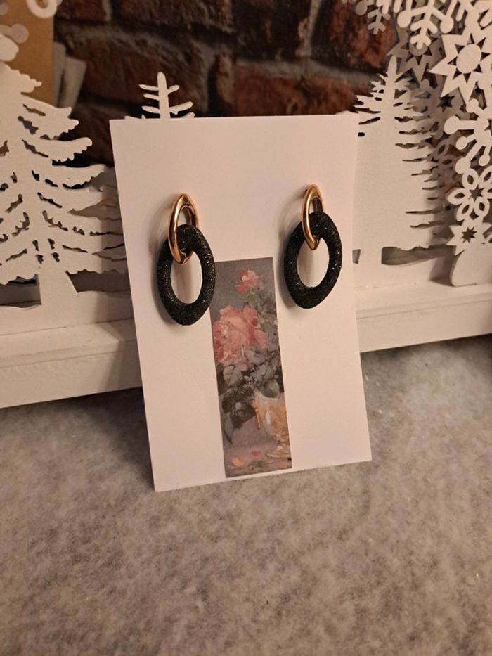 Boucles d'oreilles pendante noir et doré - photo numéro 2