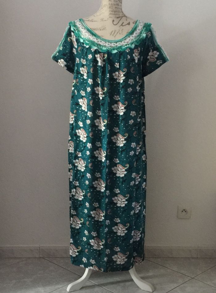 Djellaba verte à fleurs beiges