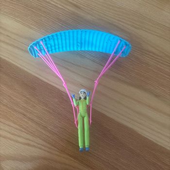 Barbie en parapente